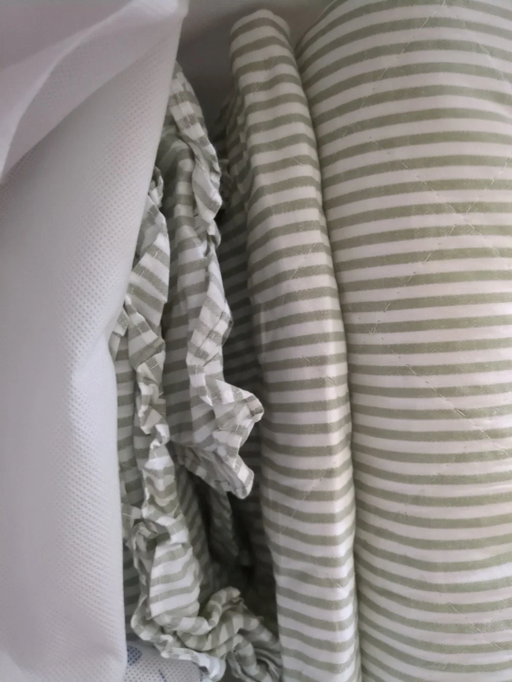 Laura Ashley - Twin Quilt Set, for Everyday Home Use, Soft Comfortable Design